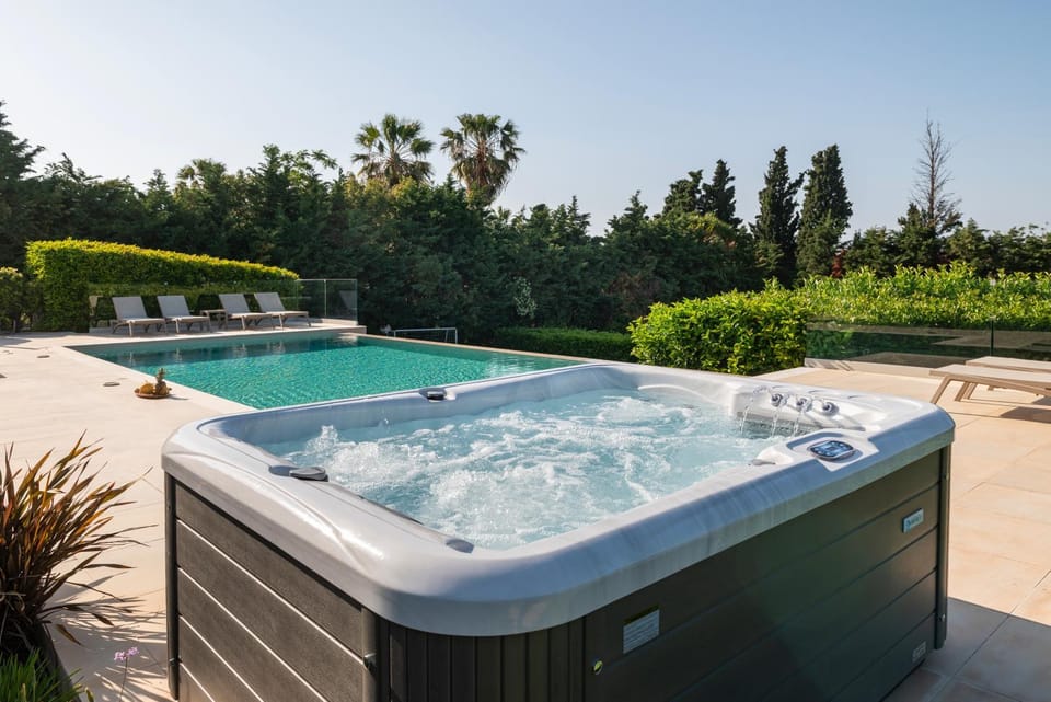 Natural landscape, Garden, Hot Tub, Garden view, Pool view, Swimming pool, Swimming pool