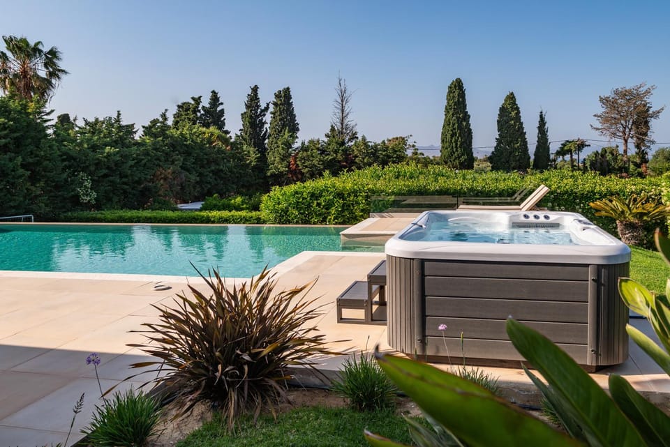 Day, Natural landscape, Garden, Hot Tub, City view, Garden view, Pool view, Sea view, Swimming pool, Swimming pool, sunbed