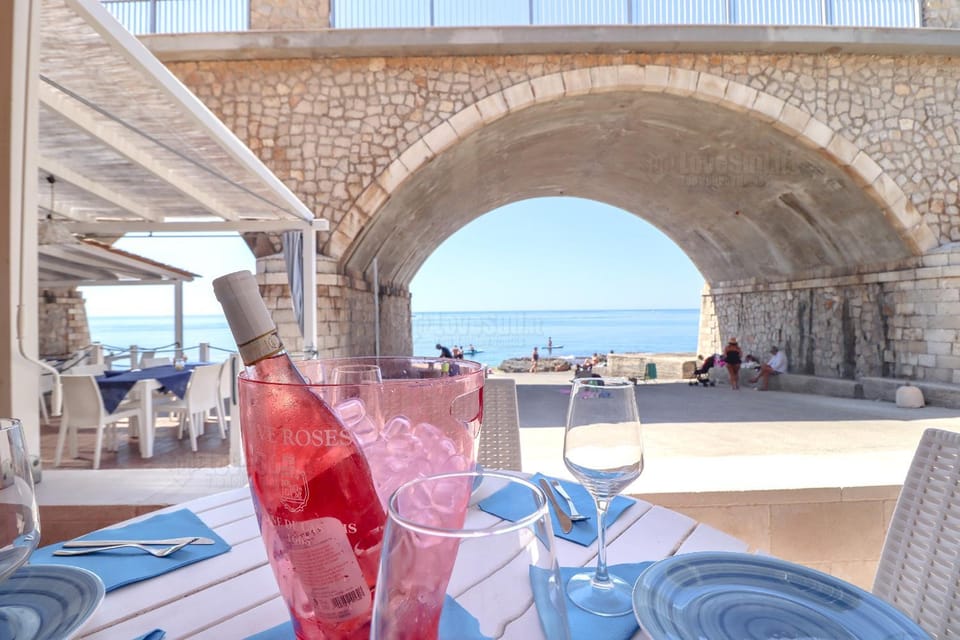 Patio, Restaurant/places to eat, Day, Natural landscape, Dining area, Sea view