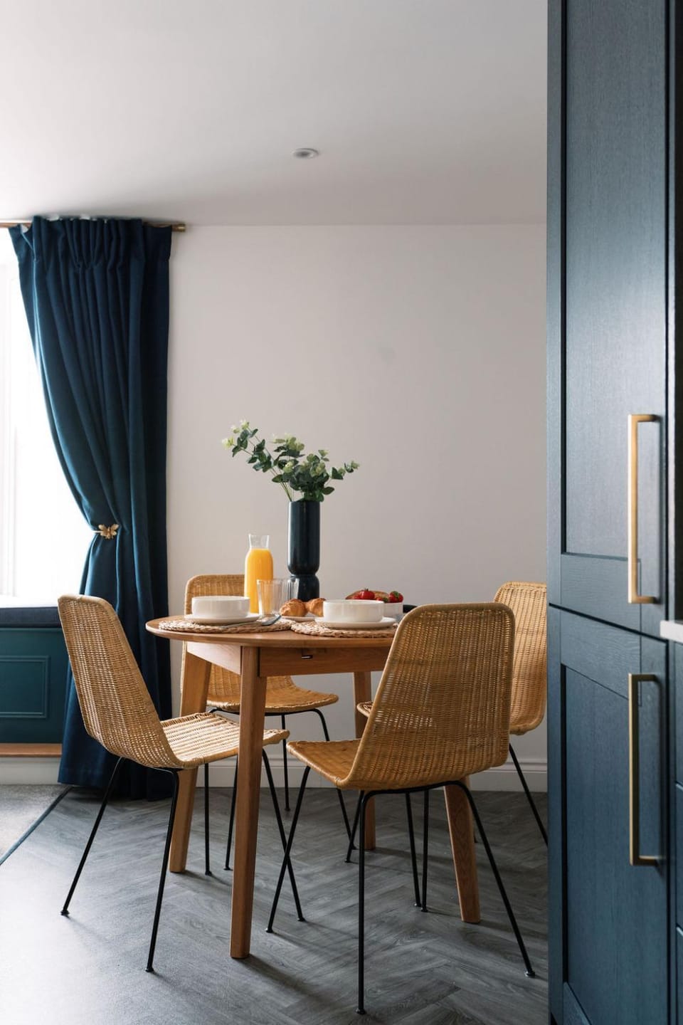 Seating area, Dining area
