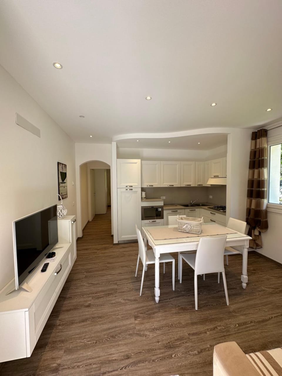 TV and multimedia, Kitchen or kitchenette, Seating area