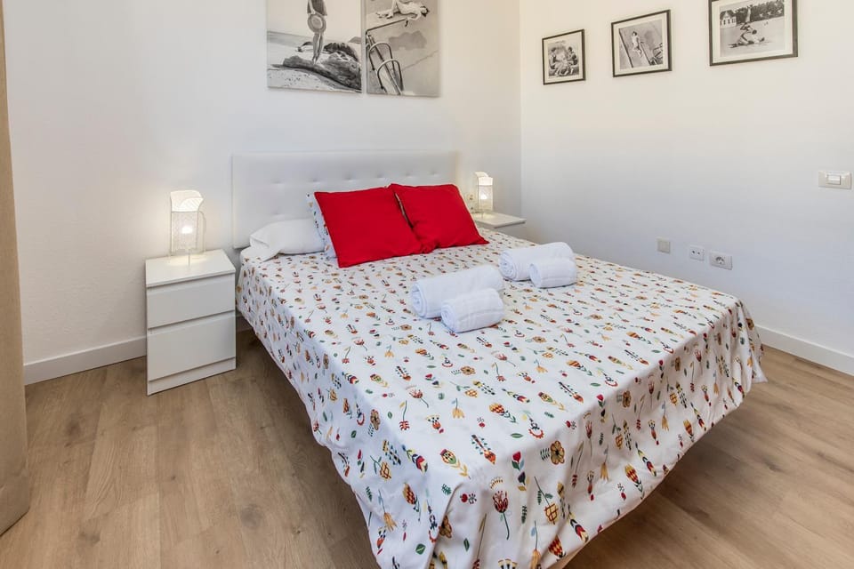 Bed, Bedroom, towels