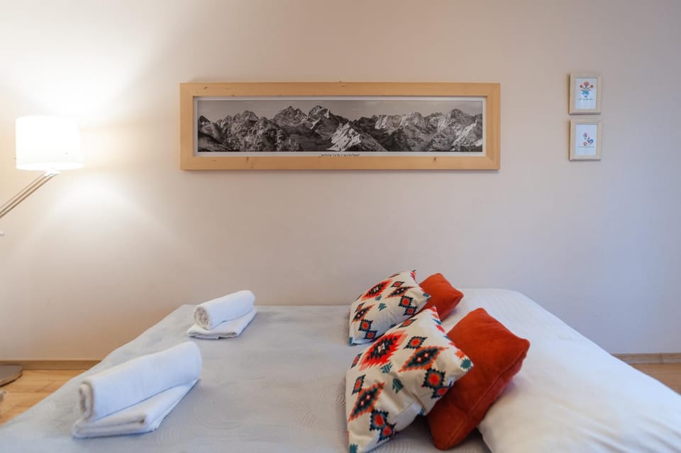 Bed, TV and multimedia, View (from property/room), Living room, Photo of the whole room, Bedroom, towels