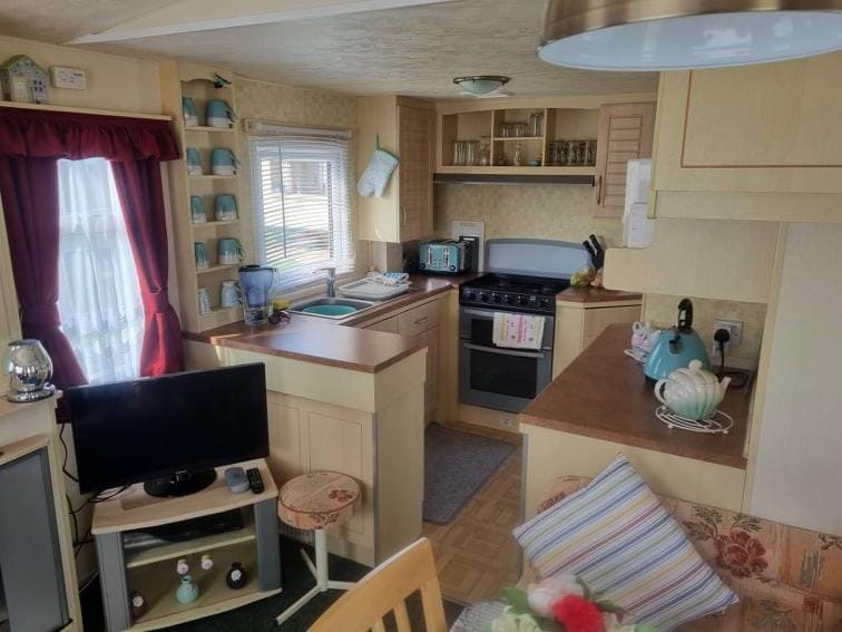 6 BERTH CARAVAN S18 GOLDEN PALM Campground/ 
RV Resort in Chapel Saint Leonards