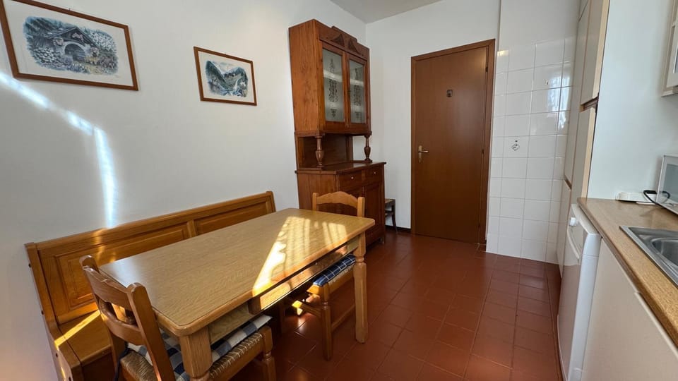 Kitchen or kitchenette, Dining area, oven, stove