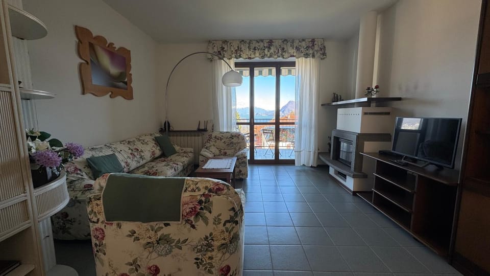 Communal lounge/ TV room, TV and multimedia, Living room, Seating area, Dining area