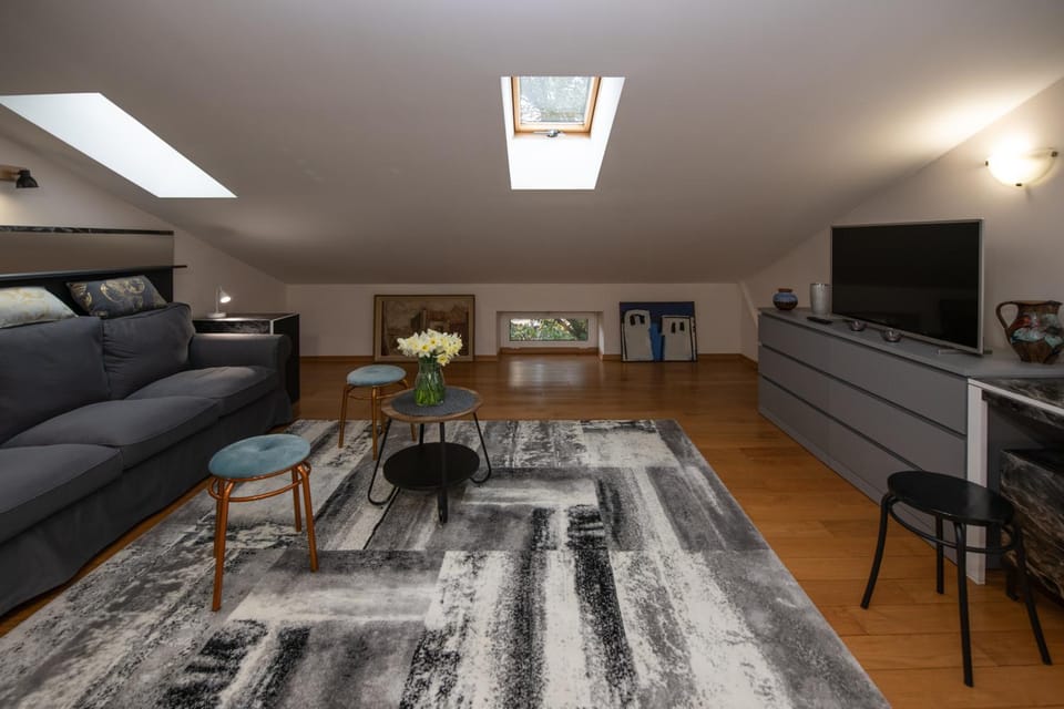 TV and multimedia, Seating area