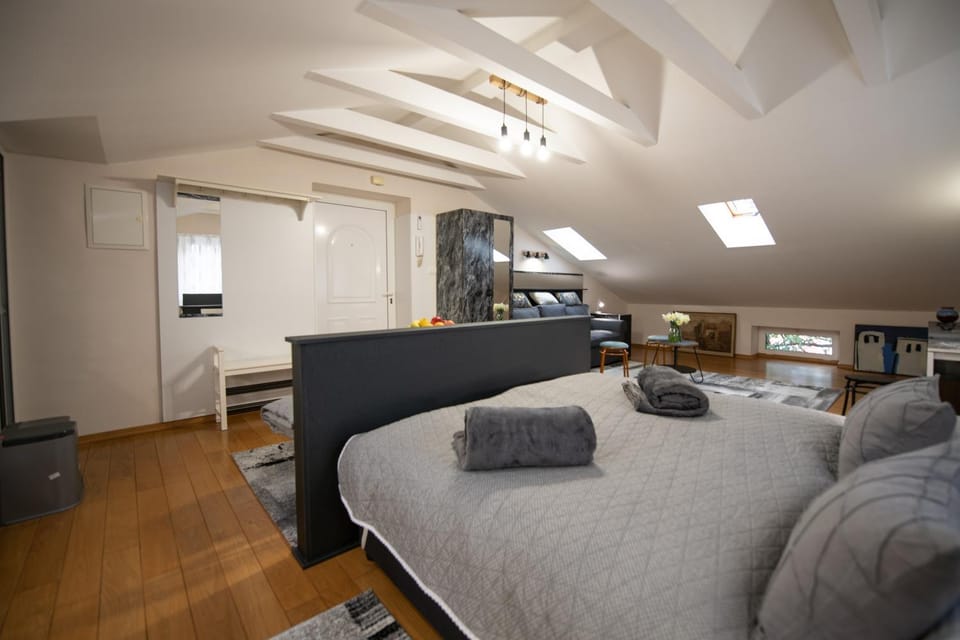 Bed, Seating area, wardrobe