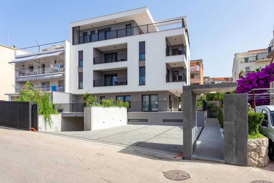 Property building, Facade/entrance, Neighbourhood, Parking