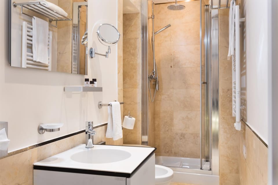 Shower, Toilet, towels
