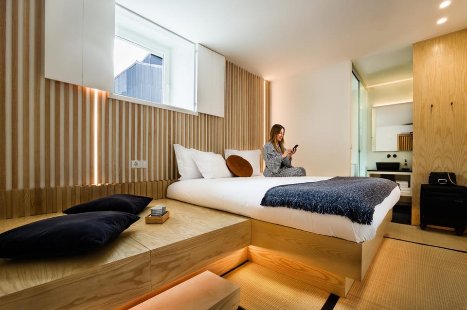 Bed, TV and multimedia, View (from property/room), Bedroom, City view