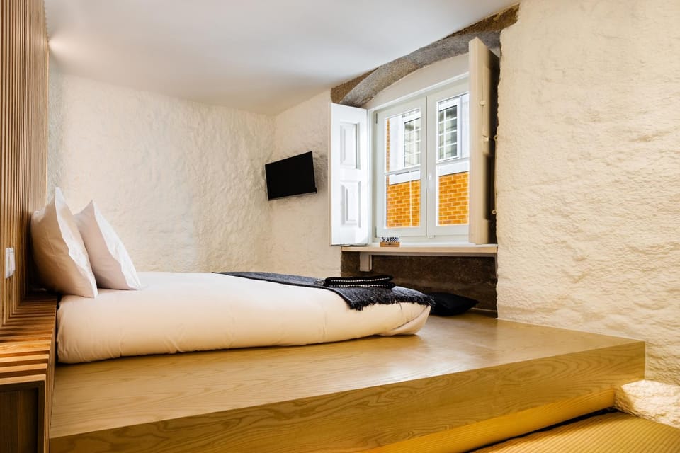 Bed, TV and multimedia, Bedroom