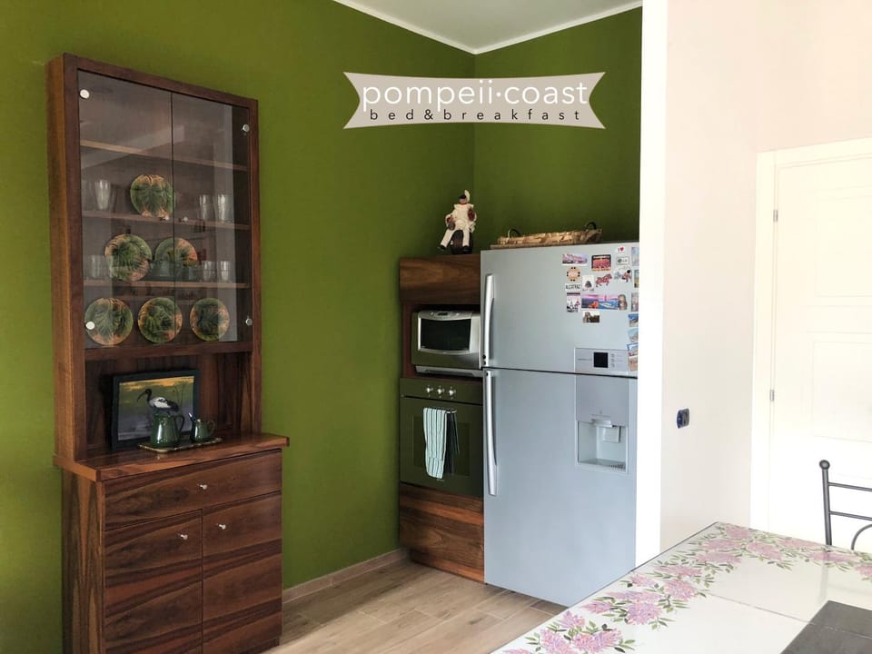 Coffee/tea facilities, Kitchen or kitchenette, Communal kitchen, kitchen