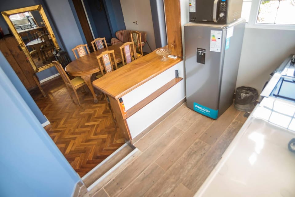 Kitchen or kitchenette, Living room, Seating area, Dining area, oven