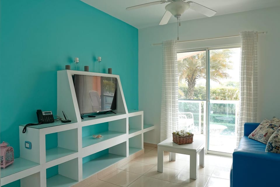 Property building, Staff, Summer, Living room, Beach, Pets, Swimming pool, Sunset, group of guests, Family, Parking, furniture, internet, air conditioner