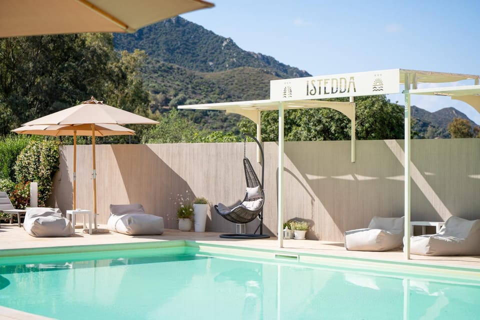 Swimming pool, sunbed
