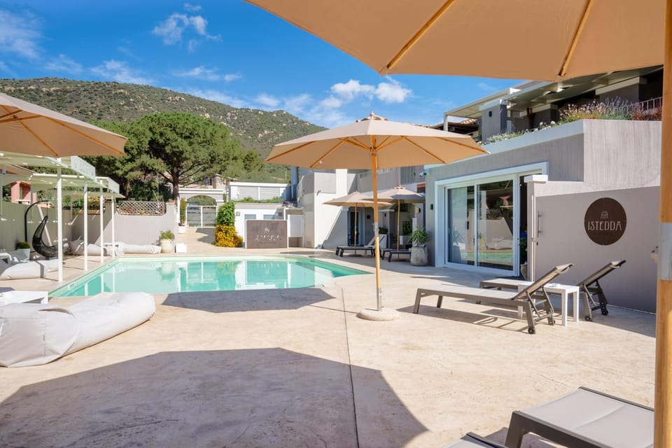 Swimming pool, sunbed