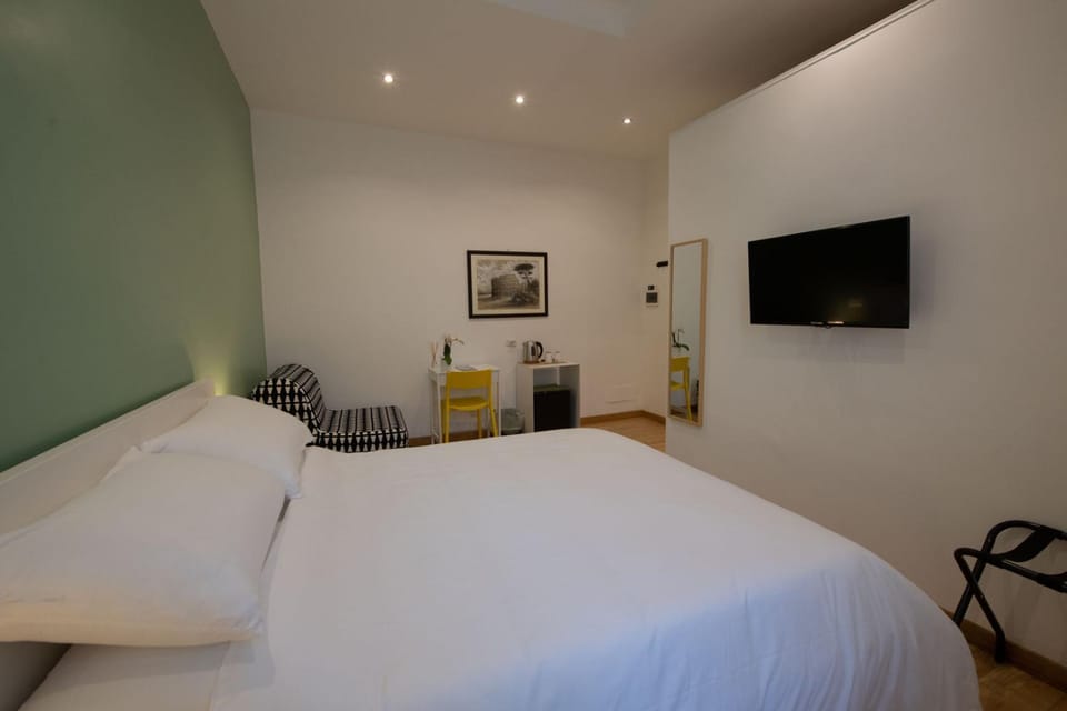 Bed, TV and multimedia, Photo of the whole room, Bedroom