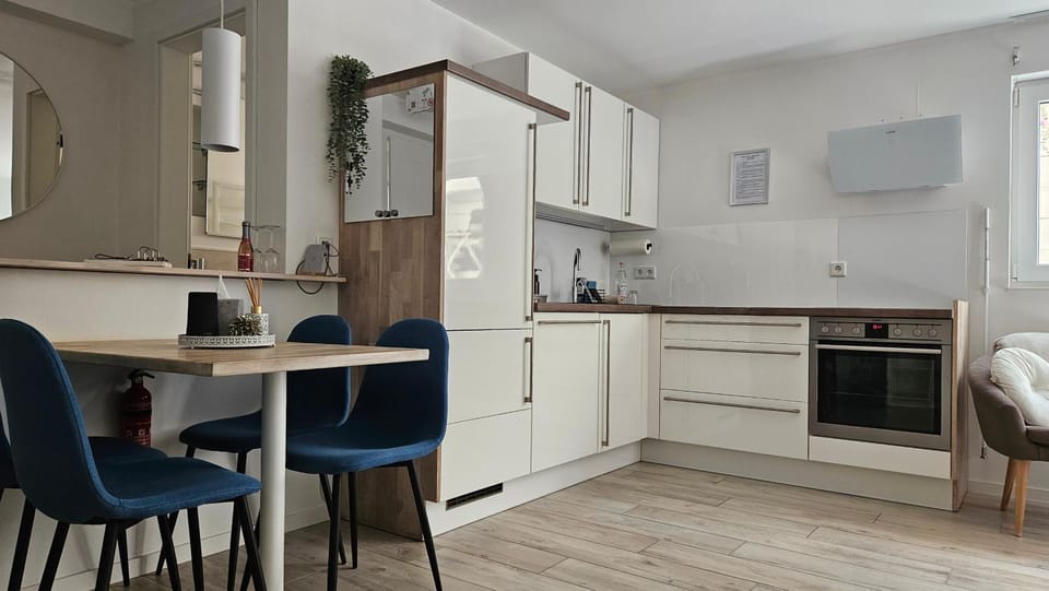 Restaurant/places to eat, Kitchen or kitchenette, Dining area