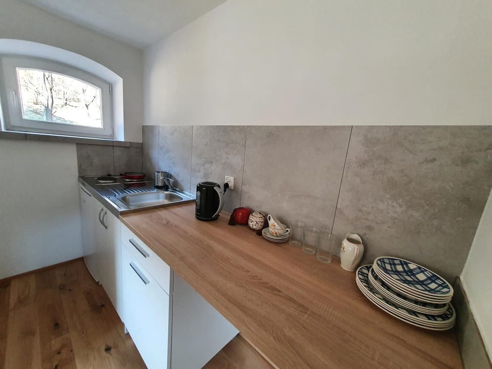 Coffee/tea facilities, Kitchen or kitchenette, stove