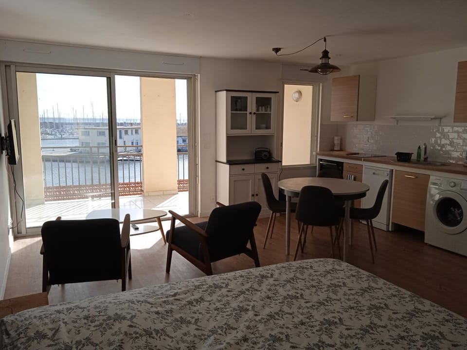 Studio Design vue Port 2 pas des Canaux + parking Apartment in Occitanie