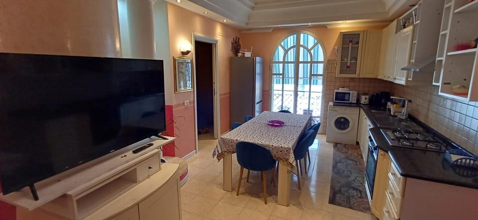 Communal lounge/ TV room, TV and multimedia, Kitchen or kitchenette, Dining area, minibar, oven, stove, toaster