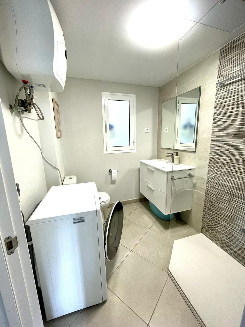 Shower, Toilet, Bathroom, towels, washing machine