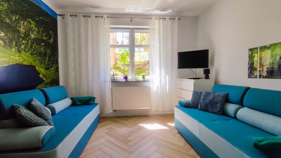 TV and multimedia, Living room, Seating area, Evening entertainment