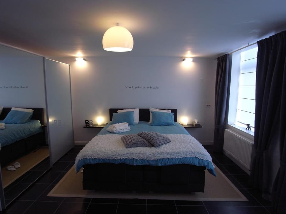 Bed, Bedroom, Street view