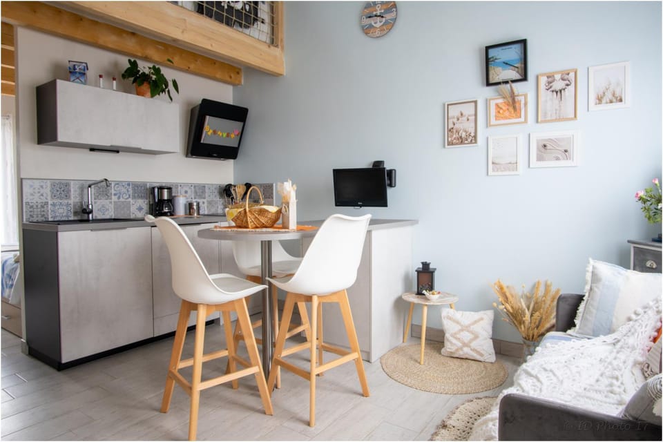 Kitchen or kitchenette, Living room, Dining area