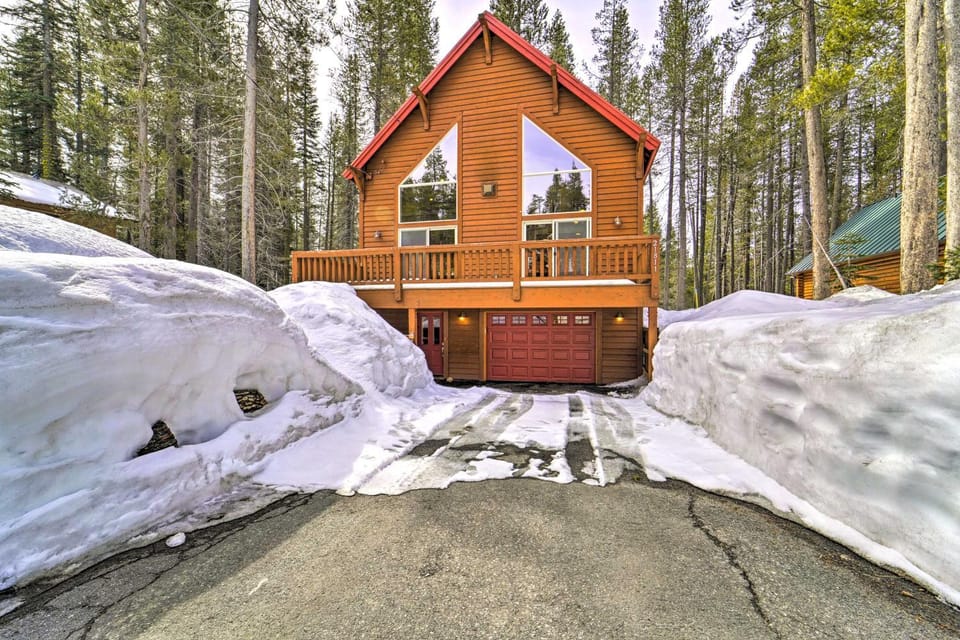 Great for Groups: Soda Springs Cabin w/ Deck! Cabin in Sierra Nevada