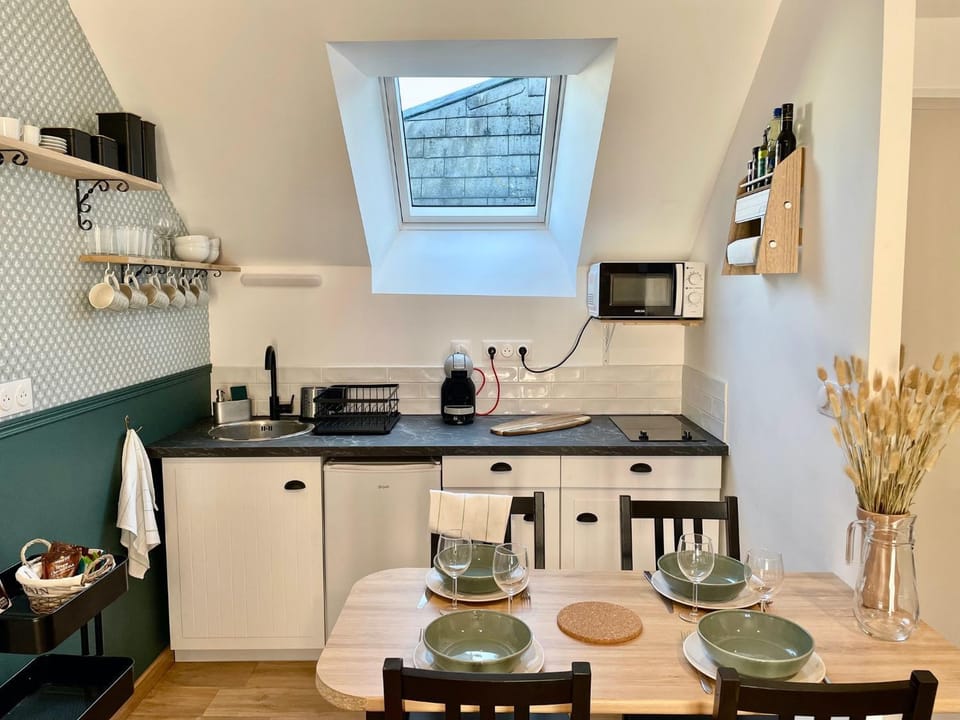Coffee/tea facilities, Kitchen or kitchenette, Dining area, minibar, toaster