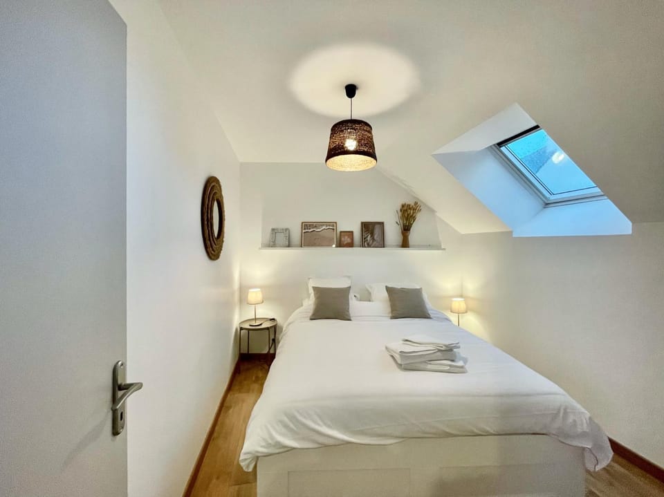 Bed, Photo of the whole room, Bedroom