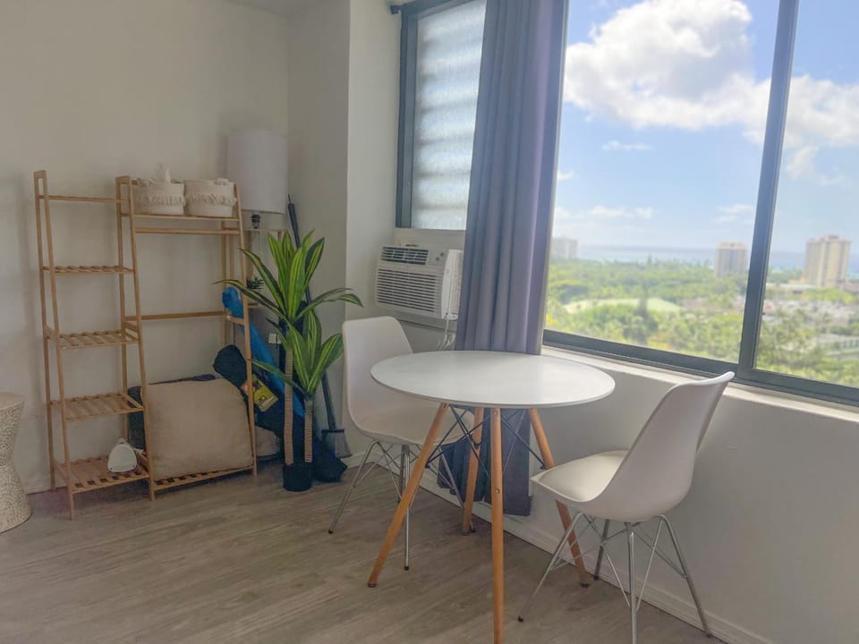 Trendy Hawaiian Monarch Studio Apartment in McCully-Moiliili