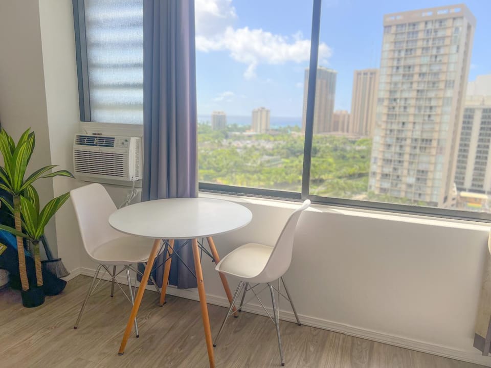 Trendy Hawaiian Monarch Studio Apartment in McCully-Moiliili