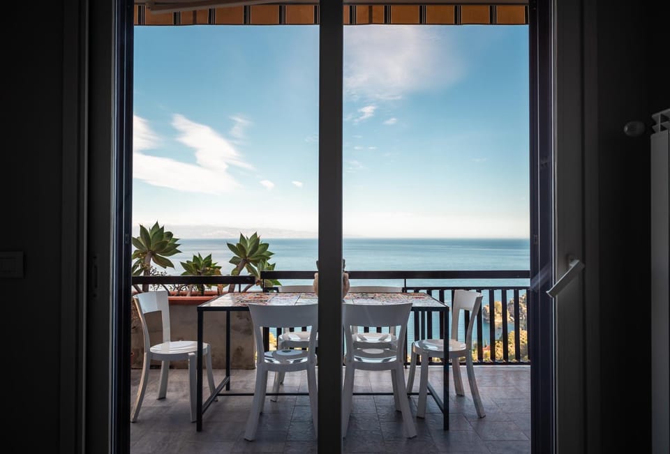 Day, Natural landscape, View (from property/room), Balcony/Terrace, Dining area, Sea view