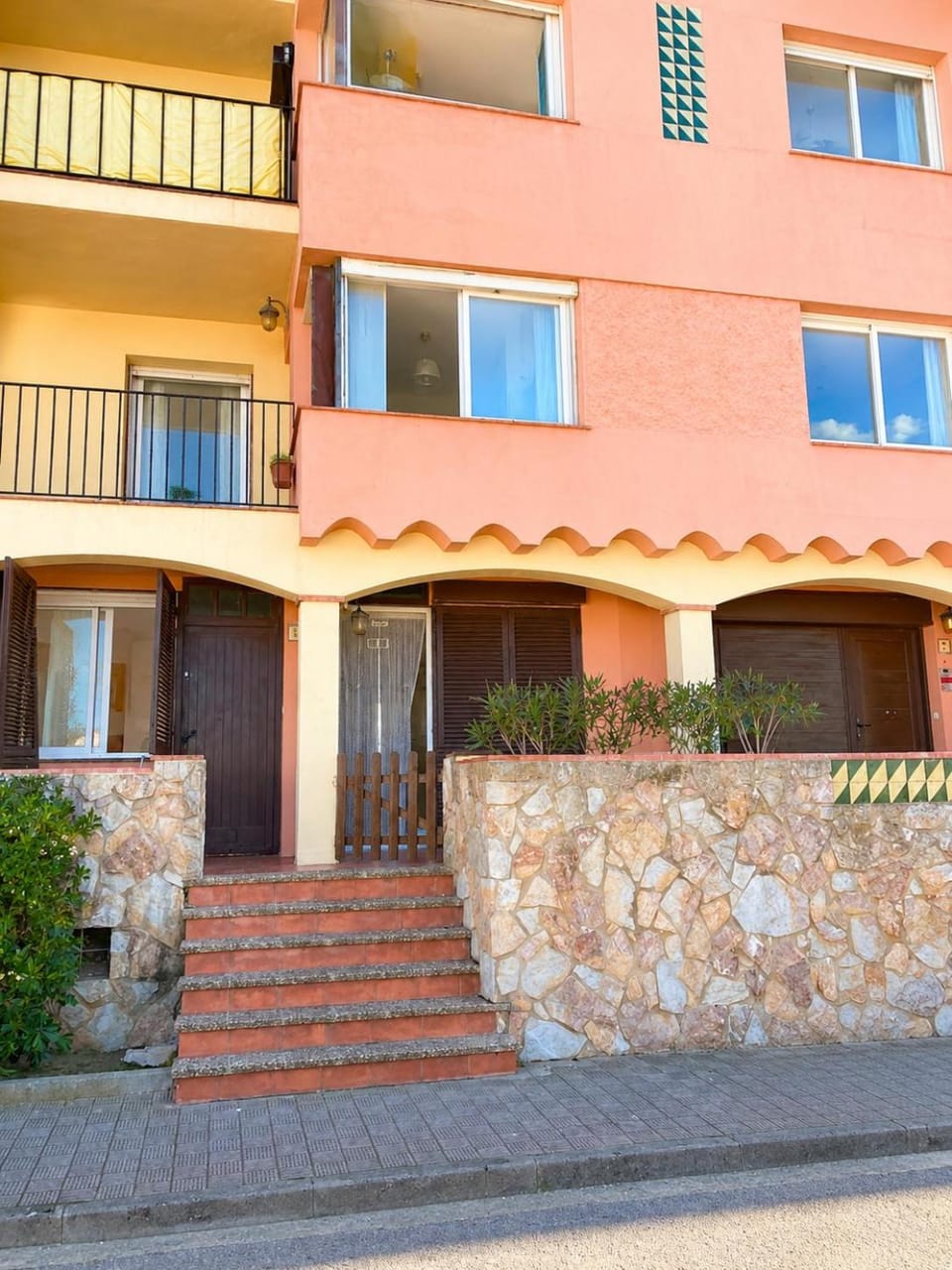 TRÈS BEL APPARTEMENT ENTIÈREMENT RÉNOVÉ Apartment in Alt Empordà