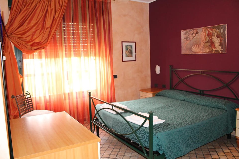 Restaurant/places to eat, Bed, Day, Natural landscape, Summer, Fitness centre/facilities, Other, Decorative detail, Bedroom, On site, Pets