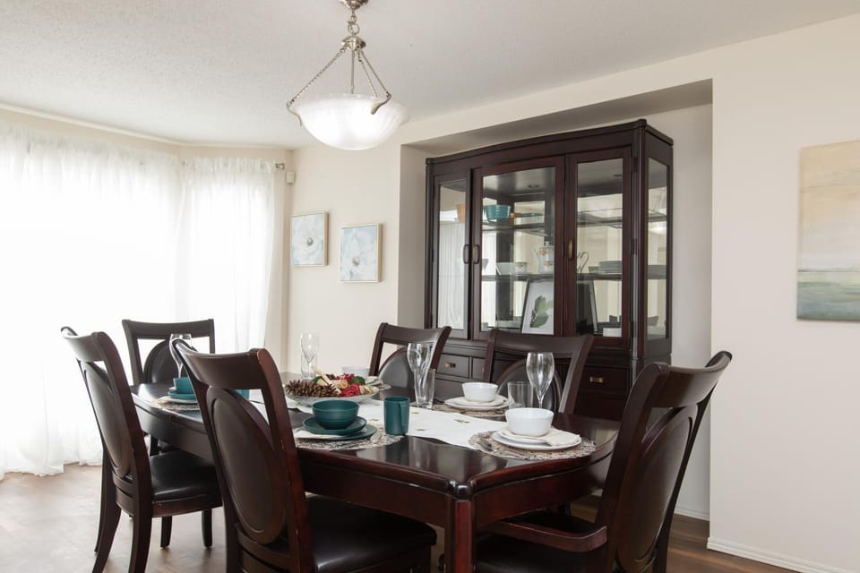 Elegant 6 Bedroom House Near U of Manitoba Bed and Breakfast in Winnipeg