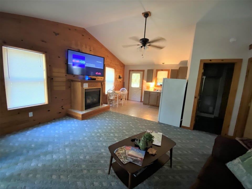 Black Bear Cabin - Giant Spa Tub, Peaceful Location Cabin in Arkansas
