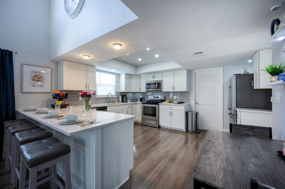 Kitchen or kitchenette, Food and drinks, Dining area, dishwasher, oven, stove, toaster