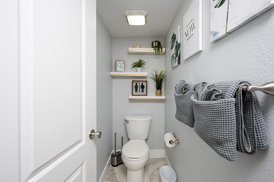 Toilet, Bathroom, towels