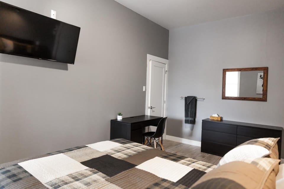 Bed, TV and multimedia, Photo of the whole room, Bedroom, wardrobe