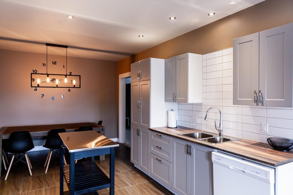 Kitchen or kitchenette, Dining area, Communal kitchen, dishwasher, minibar, pet friendly, stove