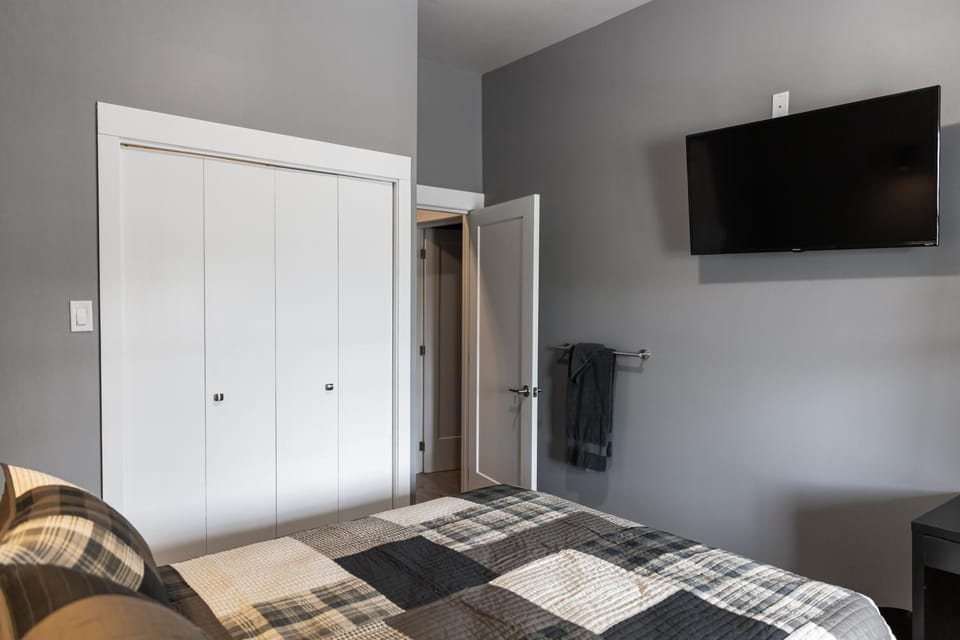 Bed, TV and multimedia, Photo of the whole room, Bedroom, wardrobe