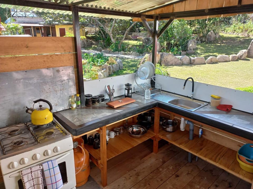 Coffee/tea facilities, Kitchen or kitchenette, Kitchen or kitchenette, stove