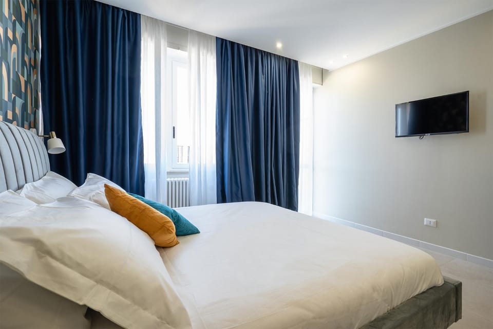 Bed, TV and multimedia, Photo of the whole room, Bedroom
