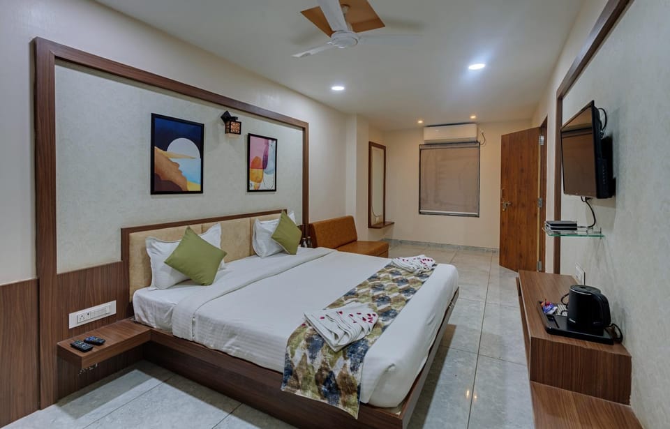 Bed, TV and multimedia, Living room, Photo of the whole room, Seating area, Bedroom