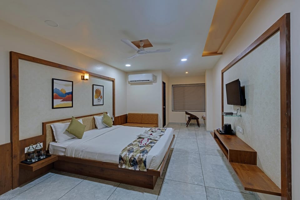 Communal lounge/ TV room, Bed, TV and multimedia, Living room, Photo of the whole room, Seating area, Evening entertainment, Bedroom, air conditioner