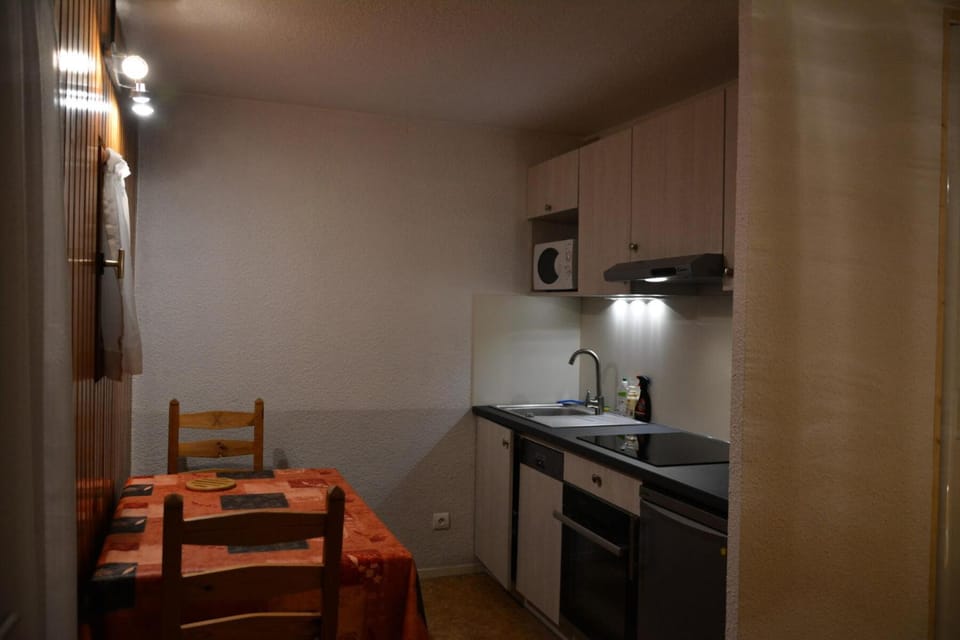 Résidence Les Bergers - 2 pièces cabine 4 personnes exposé Nord-Ouest MAE-8954 Cabin in Auvergne-Rhône-Alpes